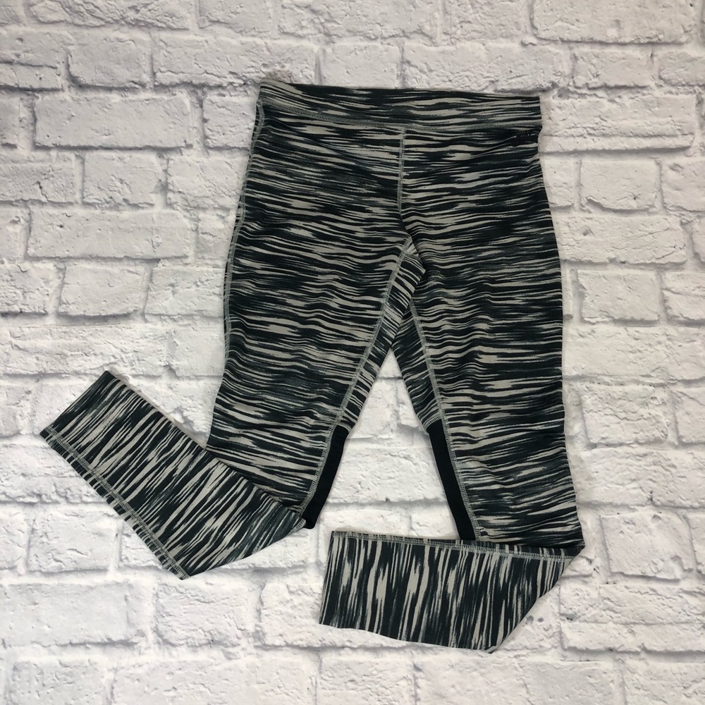 Nike Leggings Black/Gray. Zebra print. Size Small. Crop. Stretch